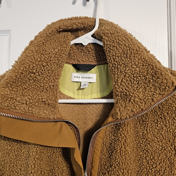 Free Assembly Poncho - Picture 3 of 6